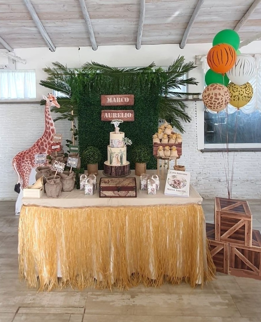 Allestimento per battesimo tema giungla: fondale in bosso con nome personalizzato, torta a piani con decori savana, sagoma di giraffa, bomboniere in juta, palloncini ad elio. Realizzato ed ideato da Alessia Vincenti Roma