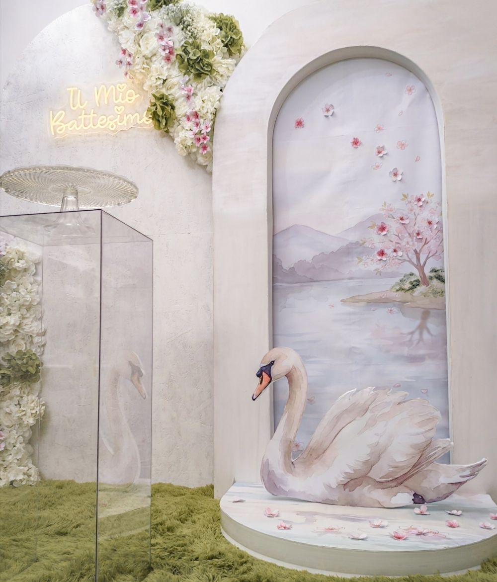 Dettaglio di cigno e sfondo realizzati tramite illustrazione digitale ad acquerello di un allestimento battesimo realizzato senza uso di palloncini ma con decorazioni floreali, scritta al neon Il mio Battesimo con romantico font..Allestimento scenografico per un battesimo realizzato a Roma da Alessia Vincenti