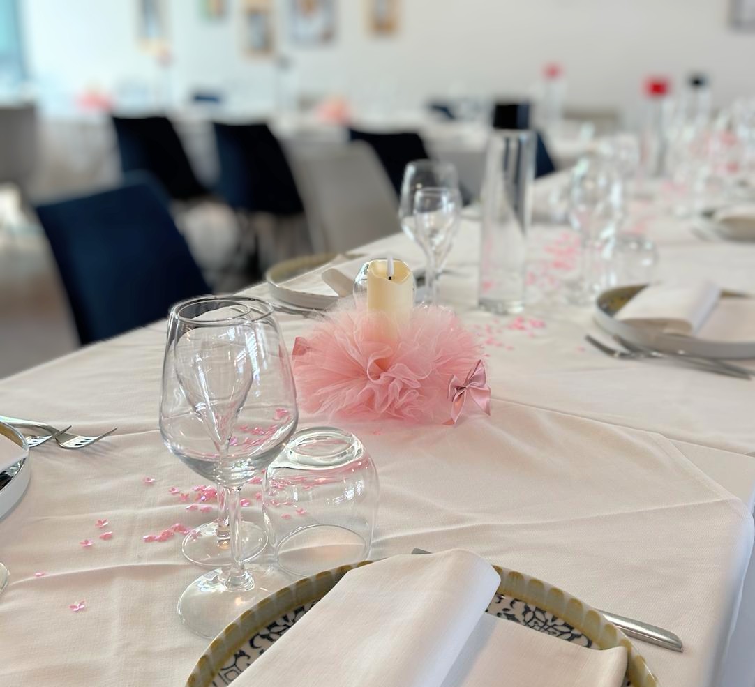 Centrotavola per una comunione, realizzato con tulle rosa chiaro e rosa dusty, arricchito da fiocchetto, candela al led. Centrotavola realizzato da Alessia Vincenti party design Roma