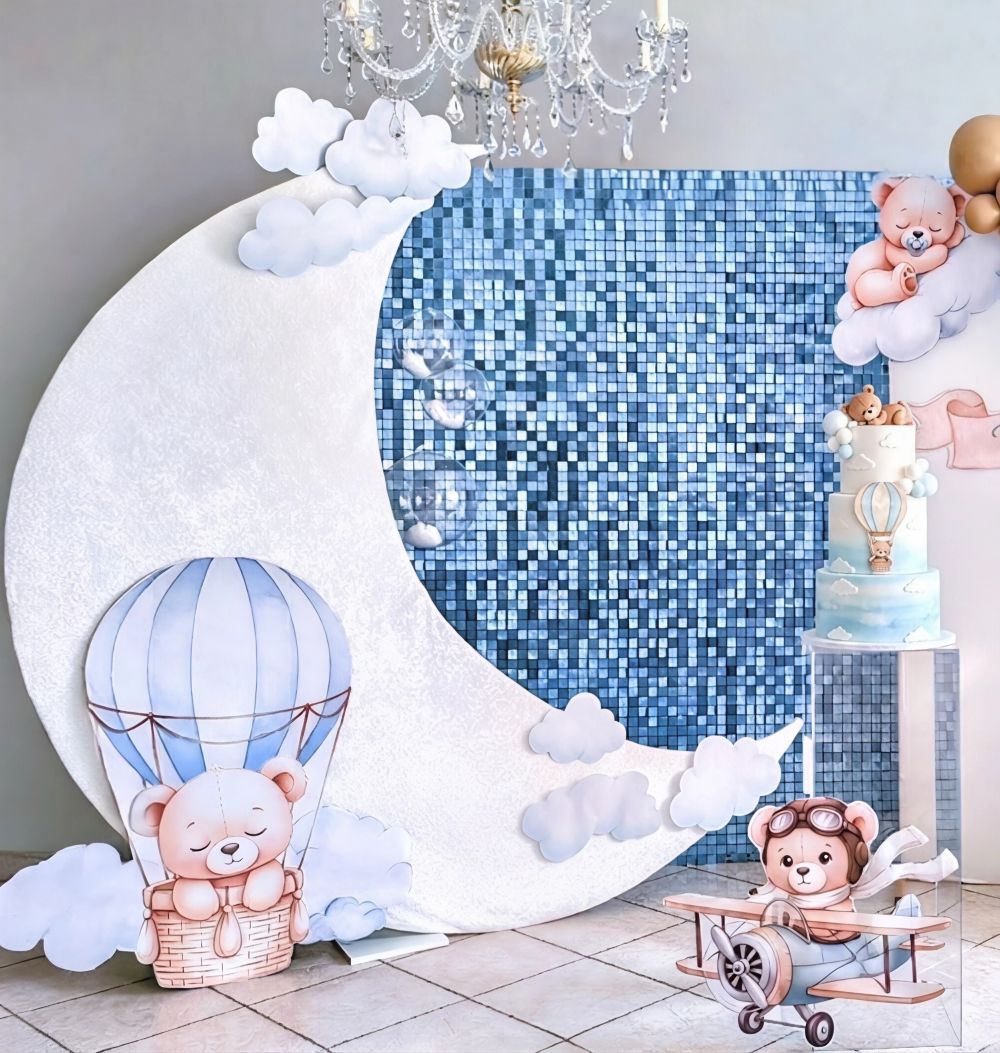 Particolare di torta scenografica a tema mongolfiera e orsetto, luna ricoperta da tessuto in velluto bianco, orsetto in mongolfiera e Shimmer wall blue, di un allestimento per baby Shower a tema orsetto e mongolfiera realizzato a Roma da Alessia Vincenti