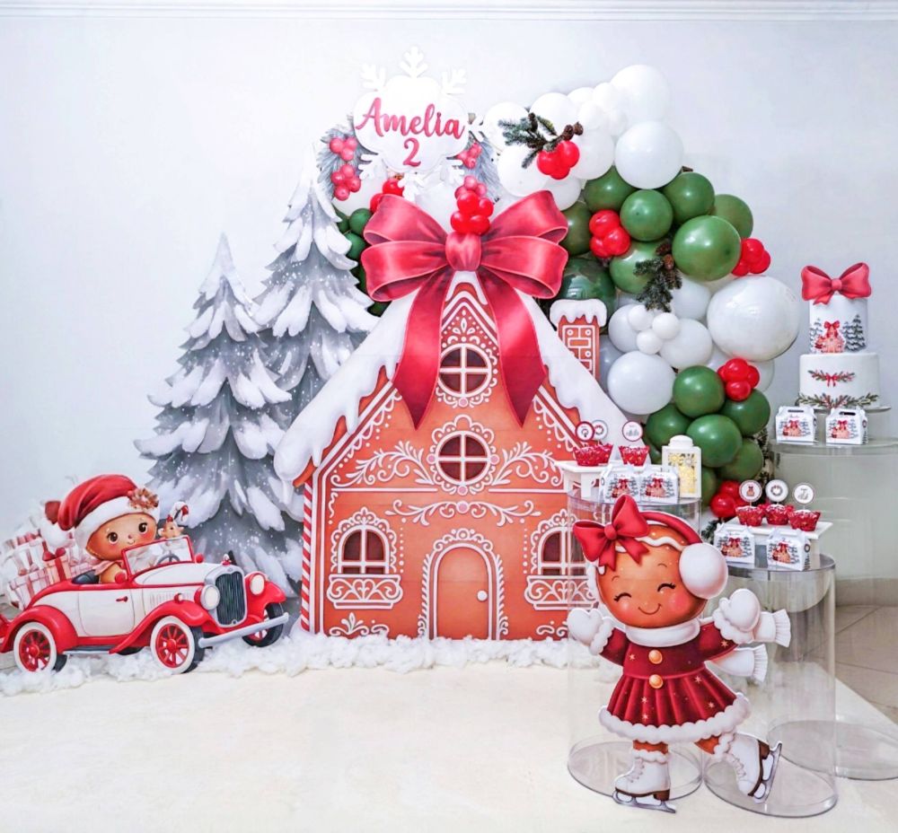 Allestimento compleanno a Roma con semi arco di palloncini verde oliva bianco e rosso, scenografia artigianale tema Paese dei Pan di Zenzero realizzata da Alessia Vincenti con fondali sagomati e decorazioni personalizzate.