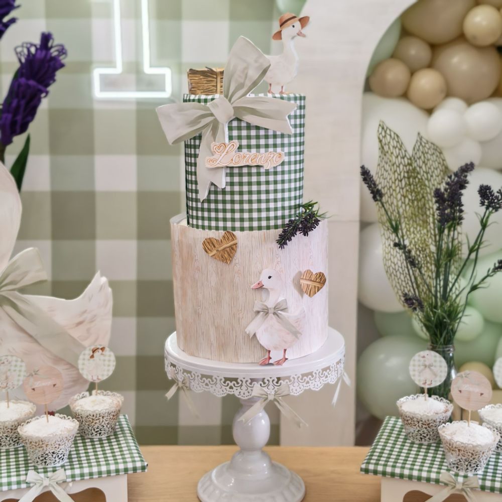 Dettaglio di torta scenografica tema ochette per un primo compleanno. Realizzata da Alessia Vincenti Party Designer a Roma