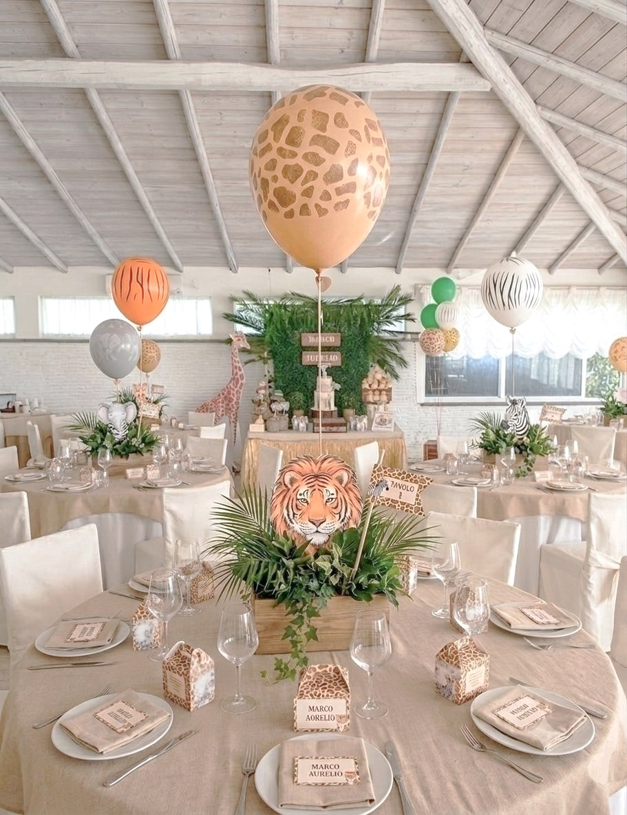 Centrotavola personalizzato Battesimo Tema Giungla con leone, tigre, giraffa, realizzato con edera e foglie di palma stampa si animale della savana con palloncino coordinato. Realizzato da Alessia Vincenti Roma