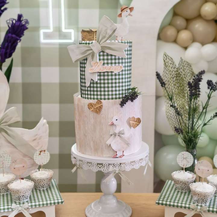Dettaglio torta scenografica di allestimento tema ochette realizzato da Alessia Vincenti Roma