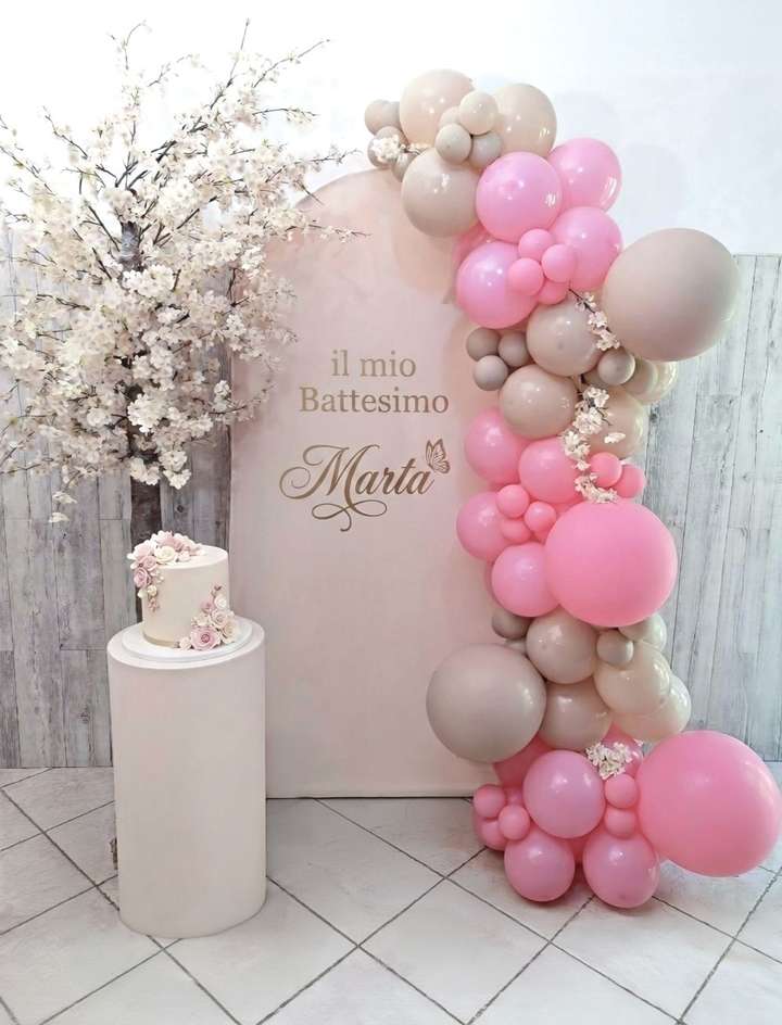 Allestimento realizzato a Roma per un battesimo con albero di ciliegio, copertura rosa, semiarco palloncini nei colori rosa e beige con decorazioni di ciliegio, torta scenografica, allestimento realizzato da Alessia Vincenti