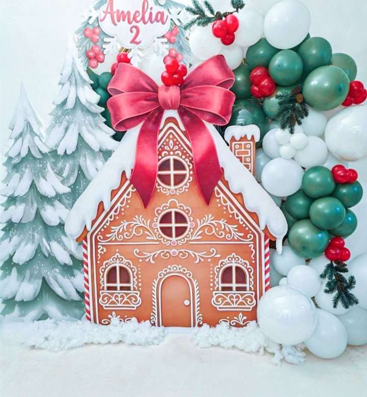 Scenografia natalizia di allestimento con casetta in pan di zenzero, alberi innevati, ghirlanda di palloncini nei colori bianco verde oliva e rosso. Allestimento realizzato da Alessia vincenti Roma