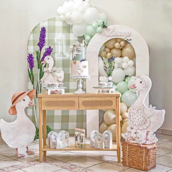 Allestimento primo compleanno ochette, sagome ochette, tessuto vichy, ghirlanda di palloncini nei colori verde bianco e beige con decori di lavanda, fiore di lavanda gigante, realizzato da Alessia Vincenti Roma