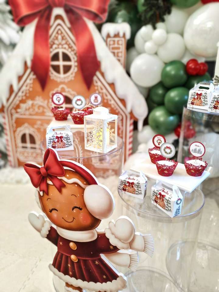 Dettaglio di allestimento natalizio, sagoma di bambina pattinatrice in pan di zenzero, cilindri in plexiglass, scatoline e cupcake coordinati. ghirlanda di palloncini nei colori bianco verde oliva e rosso. Allestimento realizzato da Alessia vincenti Roma