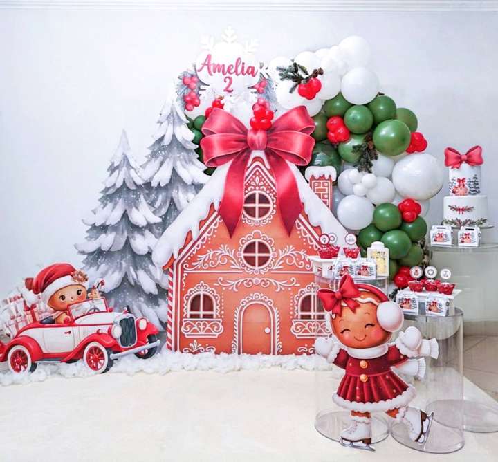 Allestimento con casetta in pan di zenzero e alberi innevati, sagoma di bambina pattinatrice in pan di zenzero, sagoma di macchina con regali con bambino in pan di zenzero, cilindri in plexiglass, torta scenografica scatoline e cupcake coordinati. ghirlanda di palloncini nei colori bianco verde oliva e rosso. Allestimento realizzato da Alessia vincenti Roma