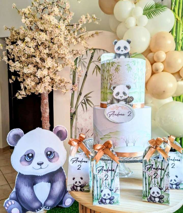 Particolare di allestimento tema panda con di albero di ciliegio, ghirlanda di palloncini nei colori nero sabbia bianco, torta scenografica, scatoline coordinate, sagoma panda. Allestimento realizzato da Alessia Vincenti Roma 