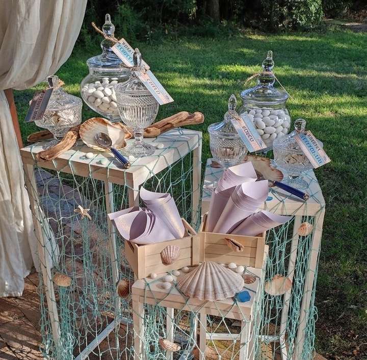 confettata tema mare, con contenitori di vetro e segna gusto, decorazioni con conchiglie e rete da pesca realizzata da Alessia Vincenti Roma 