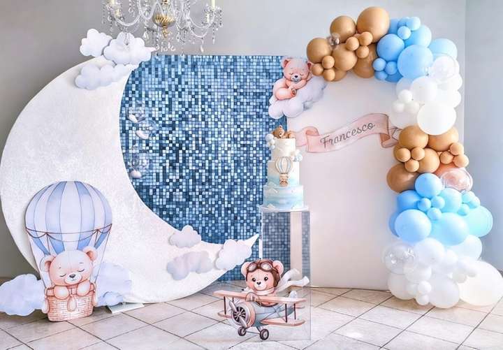 Allestimento battesimo con shimmer wall, orsetto aviatore, orsetto in mongolfiera, luna, semi arco di palloncini, realizzato da Alessia Vincenti