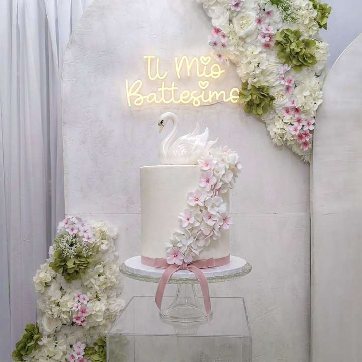 Dettaglio di torta scenografica di Allestimento con decorazioni floreali, scritta al led il mio battesimo. Allestimento realizzato da Alessia Vincenti Roma